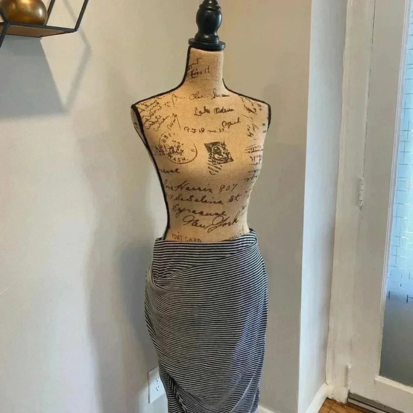 A.N.A Asymmetrical Pencil Skirt - Picture 4 of 4